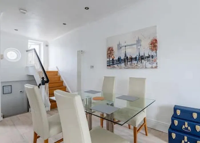 Stylish 2Br Chelsea Penthouse With Private Rooftop
